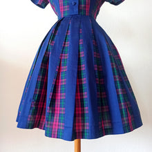 Cargar imagen en el visor de la galería, 1950s - Adorable Purple Plaid Cotton Dress - W26 (66cm)

