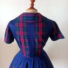 Cargar imagen en el visor de la galería, 1950s - Adorable Purple Plaid Cotton Dress - W26 (66cm)
