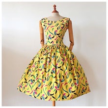Carica l&#39;immagine nel visualizzatore di Gallery, 1950s - Stunning Yellow Confetti Print Cotton Dress - W27.5 (70cm)
