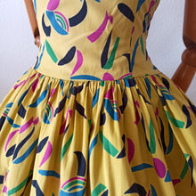 Laden Sie das Bild in den Galerie-Viewer, 1950s - Stunning Yellow Confetti Print Cotton Dress - W27.5 (70cm)
