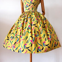 Laden Sie das Bild in den Galerie-Viewer, 1950s - Stunning Yellow Confetti Print Cotton Dress - W27.5 (70cm)
