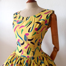 Charger l&#39;image dans la galerie, 1950s - Stunning Yellow Confetti Print Cotton Dress - W27.5 (70cm)

