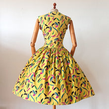 Carica l&#39;immagine nel visualizzatore di Gallery, 1950s - Stunning Yellow Confetti Print Cotton Dress - W27.5 (70cm)
