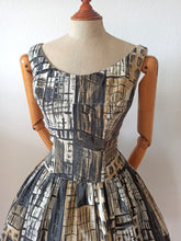 Carica l&#39;immagine nel visualizzatore di Gallery, 1950s - ARTÉMIS, France - New York Novelty Print Dress - W30 (76cm)
