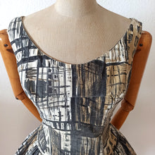 Carica l&#39;immagine nel visualizzatore di Gallery, 1950s - ARTÉMIS, France - New York Novelty Print Dress - W30 (76cm)
