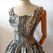 Carica l&#39;immagine nel visualizzatore di Gallery, 1950s - ARTÉMIS, France - New York Novelty Print Dress - W30 (76cm)
