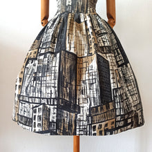 Carica l&#39;immagine nel visualizzatore di Gallery, 1950s - ARTÉMIS, France - New York Novelty Print Dress - W30 (76cm)
