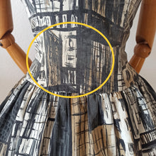 Carica l&#39;immagine nel visualizzatore di Gallery, 1950s - ARTÉMIS, France - New York Novelty Print Dress - W30 (76cm)
