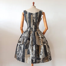 Carica l&#39;immagine nel visualizzatore di Gallery, 1950s - ARTÉMIS, France - New York Novelty Print Dress - W30 (76cm)
