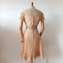 Charger l&#39;image dans la galerie, 1950s - Norman Originals, USA - Exquisite Cotton Lace Dress - W27 (68cm)
