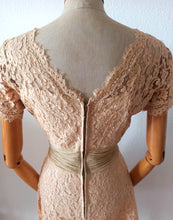 Charger l&#39;image dans la galerie, 1950s - Norman Originals, USA - Exquisite Cotton Lace Dress - W27 (68cm)
