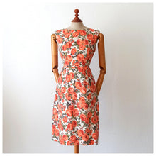 Laden Sie das Bild in den Galerie-Viewer, 1950s 1960s - Gorgeous Roseprint Cotton Dress - W27.5 (70cm)
