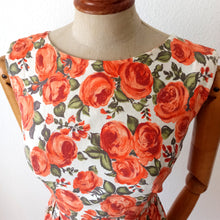 Laden Sie das Bild in den Galerie-Viewer, 1950s 1960s - Gorgeous Roseprint Cotton Dress - W27.5 (70cm)
