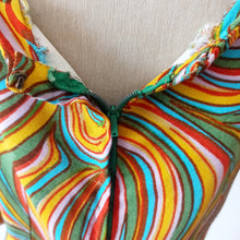 Laden Sie das Bild in den Galerie-Viewer, 1960s - Groovy Colors Rayon Dress - W32 (82cm)
