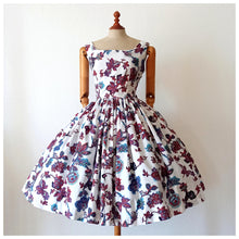 Carica l&#39;immagine nel visualizzatore di Gallery, 1950s - Spectacular Organic Floral Print Cotton Dress - W26 (66cm)
