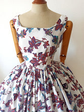 Charger l&#39;image dans la galerie, 1950s - Spectacular Organic Floral Print Cotton Dress - W26 (66cm)
