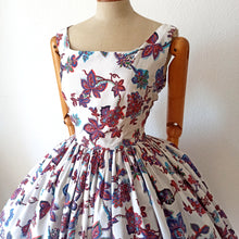 Carica l&#39;immagine nel visualizzatore di Gallery, 1950s - Spectacular Organic Floral Print Cotton Dress - W26 (66cm)
