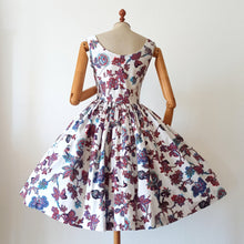 Laden Sie das Bild in den Galerie-Viewer, 1950s - Spectacular Organic Floral Print Cotton Dress - W26 (66cm)
