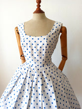 Laden Sie das Bild in den Galerie-Viewer, 1950s - Adorable Iconic Blue Dots Cotton Dress - W28 (72cm)

