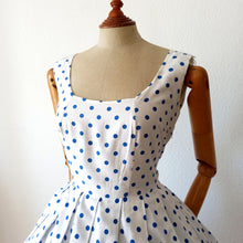 Cargar imagen en el visor de la galería, 1950s - Adorable Iconic Blue Dots Cotton Dress - W28 (72cm)
