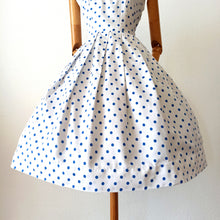 Cargar imagen en el visor de la galería, 1950s - Adorable Iconic Blue Dots Cotton Dress - W28 (72cm)
