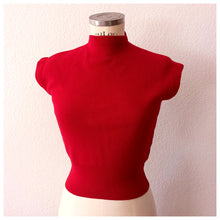 Laden Sie das Bild in den Galerie-Viewer, 1950s - Stunning Zipper Back JD Red Wool Top - Size S/M
