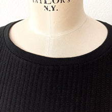 Laden Sie das Bild in den Galerie-Viewer, 1950s - Deadstock - CASADELLA, Spain - Black Knit Top - Size S/M
