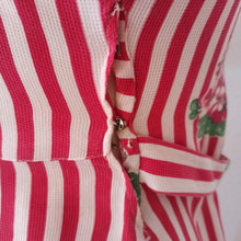 Laden Sie das Bild in den Galerie-Viewer, 1940s - Cute Candy Stripes Floral Cotton Dress - W30 (76cm)
