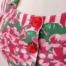 Charger l&#39;image dans la galerie, 1940s - Cute Candy Stripes Floral Cotton Dress - W30 (76cm)
