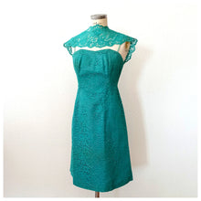 Laden Sie das Bild in den Galerie-Viewer, 1950s - FRIGERIO, Milan - Spectacular Turquoise Lace Dress - W28.5 (72cm)
