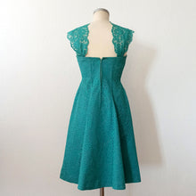 Laden Sie das Bild in den Galerie-Viewer, 1950s - FRIGERIO, Milan - Spectacular Turquoise Lace Dress - W28.5 (72cm)
