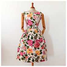 Cargar imagen en el visor de la galería, 1950s - Gorgeous German Floral Print Cotton Dress - W31 (78cm)
