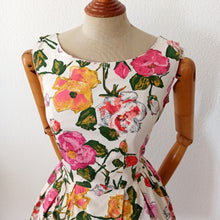 Cargar imagen en el visor de la galería, 1950s - Gorgeous German Floral Print Cotton Dress - W31 (78cm)
