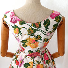 Charger l&#39;image dans la galerie, 1950s - Gorgeous German Floral Print Cotton Dress - W31 (78cm)
