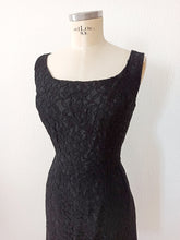 Carica l&#39;immagine nel visualizzatore di Gallery, 1950s 1960s - Elegant Black Cotton Lace Dress - W28.5 (72cm)
