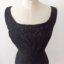 Laden Sie das Bild in den Galerie-Viewer, 1950s 1960s - Elegant Black Cotton Lace Dress - W28.5 (72cm)
