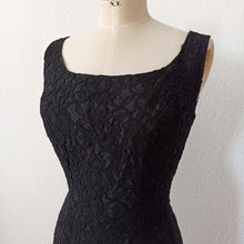 Laden Sie das Bild in den Galerie-Viewer, 1950s 1960s - Elegant Black Cotton Lace Dress - W28.5 (72cm)
