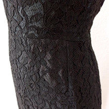 Laden Sie das Bild in den Galerie-Viewer, 1950s 1960s - Elegant Black Cotton Lace Dress - W28.5 (72cm)
