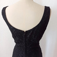 Laden Sie das Bild in den Galerie-Viewer, 1950s 1960s - Elegant Black Cotton Lace Dress - W28.5 (72cm)
