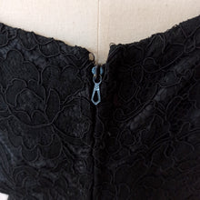 Charger l&#39;image dans la galerie, 1950s 1960s - Elegant Black Cotton Lace Dress - W28.5 (72cm)
