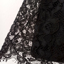 Laden Sie das Bild in den Galerie-Viewer, 1950s 1960s - Elegant Black Cotton Lace Dress - W28.5 (72cm)
