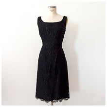 Carica l&#39;immagine nel visualizzatore di Gallery, 1950s 1960s - Elegant Black Cotton Lace Dress - W28.5 (72cm)
