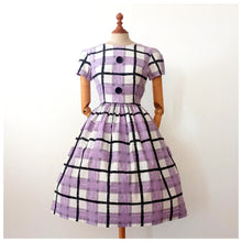 Cargar imagen en el visor de la galería, 1950s - Lovely Purple Black Cotton Dress - W26 (66cm)
