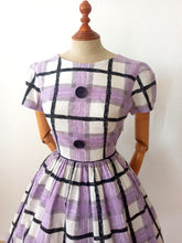 Carica l&#39;immagine nel visualizzatore di Gallery, 1950s - Lovely Purple Black Cotton Dress - W26 (66cm)
