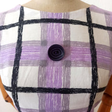 Carica l&#39;immagine nel visualizzatore di Gallery, 1950s - Lovely Purple Black Cotton Dress - W26 (66cm)
