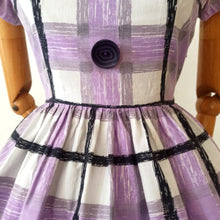 Charger l&#39;image dans la galerie, 1950s - Lovely Purple Black Cotton Dress - W26 (66cm)
