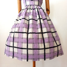 Cargar imagen en el visor de la galería, 1950s - Lovely Purple Black Cotton Dress - W26 (66cm)
