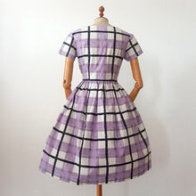 Laden Sie das Bild in den Galerie-Viewer, 1950s - Lovely Purple Black Cotton Dress - W26 (66cm)
