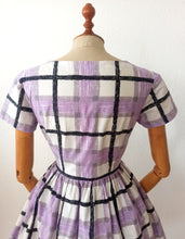 Laden Sie das Bild in den Galerie-Viewer, 1950s - Lovely Purple Black Cotton Dress - W26 (66cm)
