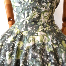 Charger l&#39;image dans la galerie, 1950s - Spectacular Green Floral Dress - W30 (76cm)
